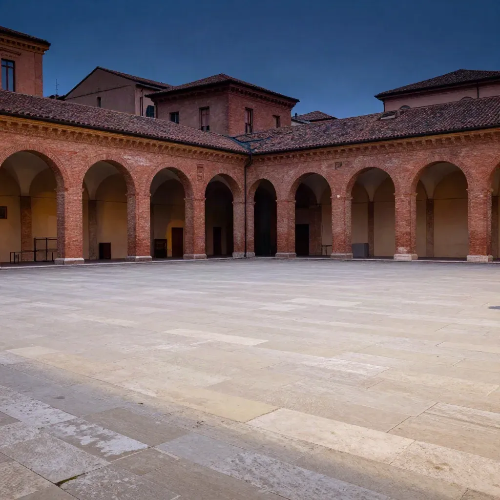 Bologna al tramonto con portici rossi, tetti e pavimentazione calma per il testo.